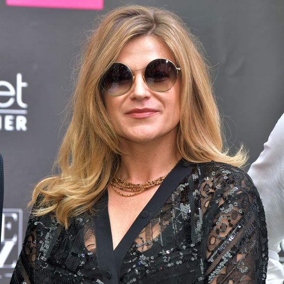 Melody Gardot, l'auteure-compositrice interprète et musicienne américaine, a reçu le Trophée Ferret, un pendentif en or, créé par le sculpteur niçois Stéphane Cipre et la bijouterie Ferret, durant le Nice Jazz Festival 2022 à Nice. Le 18 juillet 2022. 
© Bruno Bebert / Bestimage