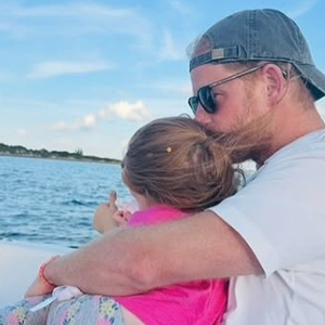 Lilibet dans les bras de son papa le prince Harry  © Instagram Meghan Markle