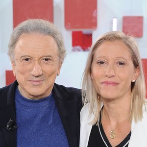 Mélodie Balavoine, nièce et filleule de Daniel Balavoine, était notamment présente pour évoquer "Balavoine, Ma Bataille"", le spectacle qui fait revivre sur scène le répertoire du chanteur disparu.

Michel Drucker et Mélodie Balavoine lors de l'enregistrement de l'émission "Vivement dimanche" édition spéciale intitulée 'Sagas familiales' au studio Rive gauche, présentée par M.Drucker et diffusée le 27 septembre sur France 3, à Paris, France, le 22 septembre 2026. © Guillaume Gaffiot/Bestimage