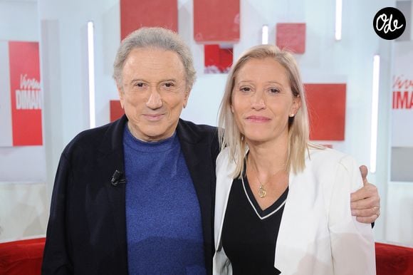 Mélodie Balavoine, nièce et filleule de Daniel Balavoine, était notamment présente pour évoquer "Balavoine, Ma Bataille"", le spectacle qui fait revivre sur scène le répertoire du chanteur disparu.

Michel Drucker et Mélodie Balavoine lors de l'enregistrement de l'émission "Vivement dimanche" édition spéciale intitulée 'Sagas familiales' au studio Rive gauche, présentée par M.Drucker et diffusée le 27 septembre sur France 3, à Paris, France, le 22 septembre 2026. © Guillaume Gaffiot/Bestimage