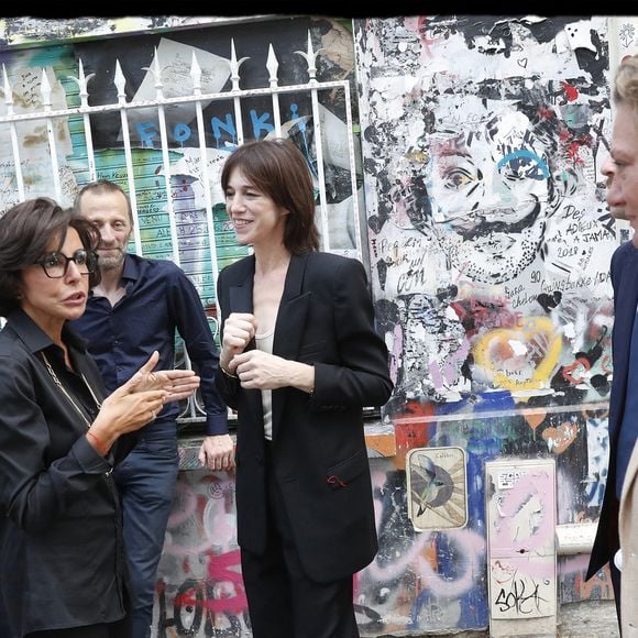 Charlotte Gainsbourg, Rachida Dati, maire du 7ème arrondissement de Paris,  Lorraine Dauchez, Fondatrice, ARTEUM lors de l'inauguration de la Maison Gainsbourg, rue de Verneuil à Paris le 14 septembre 2023. La maison ouvrira ses portes au public à partir du 20 septembre 2023.


© Alain Guizard / Bestimage