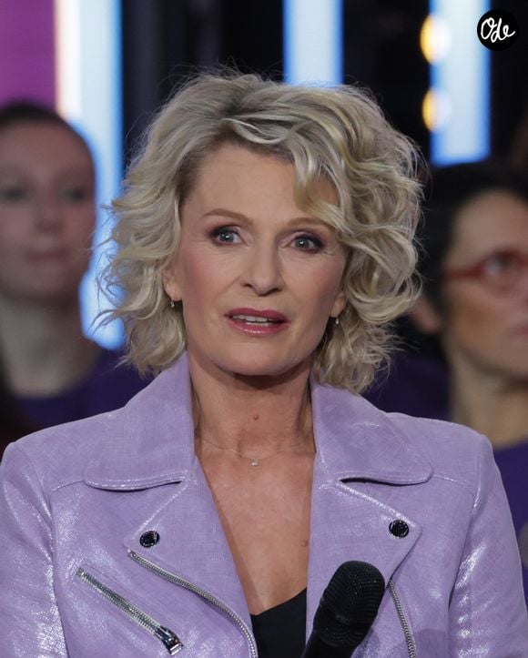 Sophie Davant - Les célébrités se mobilisent pour la 38ème édition du Téléthon dans les studios de France 2 à Paris © Coadic Guirec / Bestimage