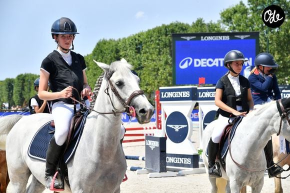 Elisa Niel sur Jumbo du Jullou (1ère), Giulia Sarkozy sur Valentine du Delta à la remise du Prix Decathlon lors de la 12ème édition Longines Paris Eiffel Jumping au pied de la Tour Eiffel sur le Champ-de-Mars à Paris, France le 20 juin 2026

© Perusseau / Veeren / Bestimage