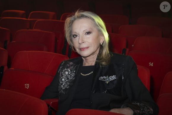 "Chère Véronique, au nom du Président de la République et en vertu des pouvoirs qui me sont conférés, nous vous faisons chevalier de la Légion d’honneur."

Véronique Sanson - Michel Fugain et Véronique Sanson se décorent mutuellement de l'Ordre des Arts et des Lettre à l'occasion du concert de Michel Fugain et de sa femme Sanda à Bobino, Paris le 27 janvier 2025.
Michel Fugain, icône de la chanson française, a célébré en 2024 ses 60 ans de carrière avec un nouvel album intitulé La Vie, l'Amour, etc....
Pour marquer cet événement, il a entamé une tournée exceptionnelle qui passera par plusieurs scènes parisiennes en 2025.
À Paris, il se produira à Bobino les lundis 13, 20 et 27 janvier, ainsi que le 3 février 2025, à 20h30. Ce spectacle, également nommé La Vie, l'Amour, etc..., propose un voyage musical à travers ses plus grands succès. Chaque chanson, portée par une interprétation pleine de générosité, promet de raviver des souvenirs et d'émouvoir le public. © Jack Tribeca / Bestimage