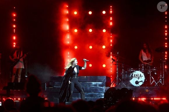 Santa, chanteuse, autrice, compositrice et productrice niçoise, en concert sur la scène Masséna durant la dernière soirée du Nice Jazz Fest 2025, le 27 juillet 2025. © Bruno Bebert/Bestimage