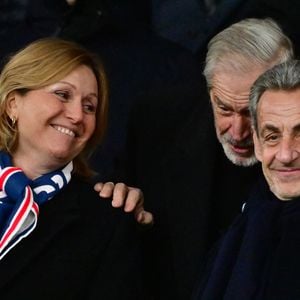 Jean-Claude Darmon, Nicolas Sarkozy, Nasser al-Khelaïfi - Célébrités dans les tribunes lors du match de Ligue des Champions entre le Paris Saint Germain contre Tottenham Hotspur Football Club (5-3) au Parc des Princes à Paris le 26 novembre 2025. © Christian Liewig/Bestimage