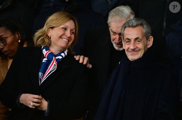 Jean-Claude Darmon, Nicolas Sarkozy, Nasser al-Khelaïfi - Célébrités dans les tribunes lors du match de Ligue des Champions entre le Paris Saint Germain contre Tottenham Hotspur Football Club (5-3) au Parc des Princes à Paris le 26 novembre 2025. © Christian Liewig/Bestimage