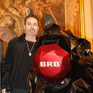 Richard Orlinski

Exclusif - Richard Orlinski, devant son oeuvre collector créée pour la BRB - Soirée des 50 ans de la BRB (Brigade de Repression du Banditisme) au Cercle de l'Union Interalliée à Paris le 12 février 2025.Le 12 février ,  la BRB (Brigade de Répression du Banditisme) a fêté ses 50 ans dans les salons prestigieux du Cercle Interallié rue du Faubourg St Honoré, en la présence de L.Nunes, préfet de police de Paris et de F.Gardon, directeur de la PJ parisienne ainsi que le chef actuel de la BRB, P.Carreau. 
Anciens et actuels policiers de cette brigade mythique sont venus en nombre afin de partager ces moments de convivialité et de nostalgie. 
Plusieurs figures illustres de commissaires qui l’ont dirigée ont également répondu présents, tel F.Péchenard, C.Gallo, J.Querry, JJ.Herlem, M.Monteil ou encore JP Birot, ainsi que l’ancien directeur PJ, C.Flaesch. 
Parmi les quelques personnalités qui ont accepté l’invitation, R.Orlinski, le célèbre sculpteur, qui a créé pour l’occasion une magnifique œuvre collector, un lion noir avec un rubis en motif  incarnant l’emblème de la BRB, suscitant l’admiration des invités et l’immense reconnaissance. 
A.Terzian et son associé à la production E.Gateau étaient de la fête ainsi que S.Tortora (Sport6), la journaliste   P.Tourancheau et le très médiatique R.Manna du syndicat Alliance Police. 
Tous les groupes de la brigade , y compris les aînés , sont montés un par un sur la scène pour une photo souvenir de famille. 

© Didier Sabardin / Bestimage