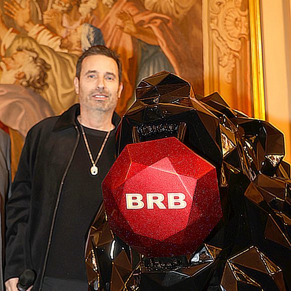 Richard Orlinski

Exclusif - Richard Orlinski, devant son oeuvre collector créée pour la BRB - Soirée des 50 ans de la BRB (Brigade de Repression du Banditisme) au Cercle de l'Union Interalliée à Paris le 12 février 2025.Le 12 février ,  la BRB (Brigade de Répression du Banditisme) a fêté ses 50 ans dans les salons prestigieux du Cercle Interallié rue du Faubourg St Honoré, en la présence de L.Nunes, préfet de police de Paris et de F.Gardon, directeur de la PJ parisienne ainsi que le chef actuel de la BRB, P.Carreau. 
Anciens et actuels policiers de cette brigade mythique sont venus en nombre afin de partager ces moments de convivialité et de nostalgie. 
Plusieurs figures illustres de commissaires qui l’ont dirigée ont également répondu présents, tel F.Péchenard, C.Gallo, J.Querry, JJ.Herlem, M.Monteil ou encore JP Birot, ainsi que l’ancien directeur PJ, C.Flaesch. 
Parmi les quelques personnalités qui ont accepté l’invitation, R.Orlinski, le célèbre sculpteur, qui a créé pour l’occasion une magnifique œuvre collector, un lion noir avec un rubis en motif  incarnant l’emblème de la BRB, suscitant l’admiration des invités et l’immense reconnaissance. 
A.Terzian et son associé à la production E.Gateau étaient de la fête ainsi que S.Tortora (Sport6), la journaliste   P.Tourancheau et le très médiatique R.Manna du syndicat Alliance Police. 
Tous les groupes de la brigade , y compris les aînés , sont montés un par un sur la scène pour une photo souvenir de famille. 

© Didier Sabardin / Bestimage