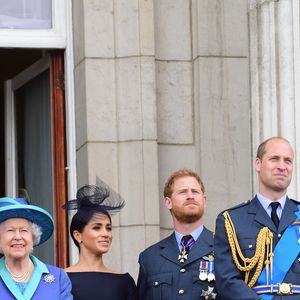 La reine Elisabeth II d'Angleterre, Meghan Markle, duchesse de Sussex (habillée en Dior Haute Couture par Maria Grazia Chiuri), le prince Harry, duc de Sussex, le prince William, duc de Cambridge, Kate Catherine Middleton, duchesse de Cambridge et la princesse Anne - La famille royale d'Angleterre lors de la parade aérienne de la RAF pour le centième anniversaire au palais de Buckingham à Londres. Le 10 juillet 2018 (EXPRESS SYNDICATION / BESTIMAGE)