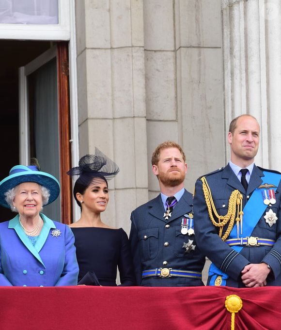 La reine Elisabeth II d'Angleterre, Meghan Markle, duchesse de Sussex (habillée en Dior Haute Couture par Maria Grazia Chiuri), le prince Harry, duc de Sussex, le prince William, duc de Cambridge, Kate Catherine Middleton, duchesse de Cambridge et la princesse Anne - La famille royale d'Angleterre lors de la parade aérienne de la RAF pour le centième anniversaire au palais de Buckingham à Londres. Le 10 juillet 2018 (EXPRESS SYNDICATION / BESTIMAGE)