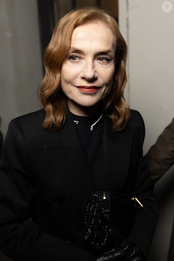 Isabelle Huppert - Arrivées à la soirée César Révélations 2026 à l'Elysée Montmartre à Paris le 19 janvier 2026. © Julien Sarkissian / Bestimage