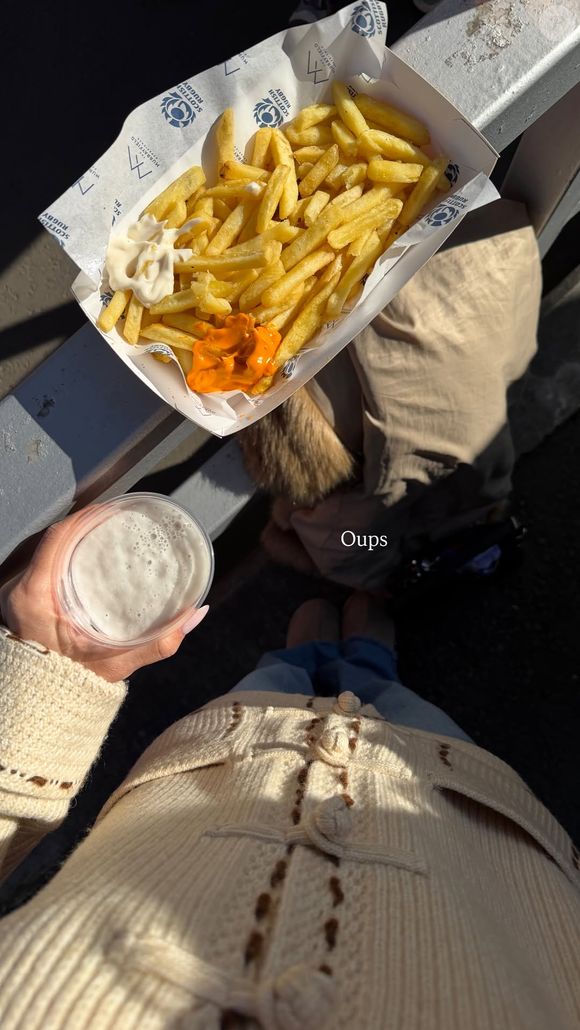 "Allez les bleus", écrit-elle en mentionnant le Murrayfield Stadium, avant de préciser avec humour : "On mange local". 

Iris Mittenaere Instagram