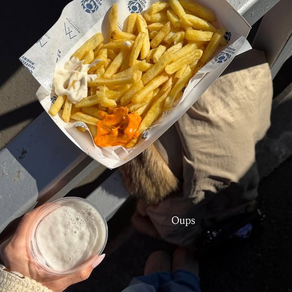 "Allez les bleus", écrit-elle en mentionnant le Murrayfield Stadium, avant de préciser avec humour : "On mange local". 

Iris Mittenaere Instagram