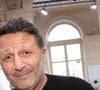 Depuis, l'animateur souffre d'une double fracture de la cheville et de la jambe gauche, et est obligé de porter un plâtre pendant six semaines.

Arthur lors  du bicentenaire de Hachette livre au Palais Brongniart le 14 mars 2026. 

© Cédric Perrin/Bestimage