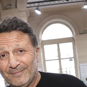 Depuis, l'animateur souffre d'une double fracture de la cheville et de la jambe gauche, et est obligé de porter un plâtre pendant six semaines.
Arthur lors du bicentenaire de Hachette livre au Palais Brongniart le 14 mars 2026.
© Cédric Perrin/Bestimage