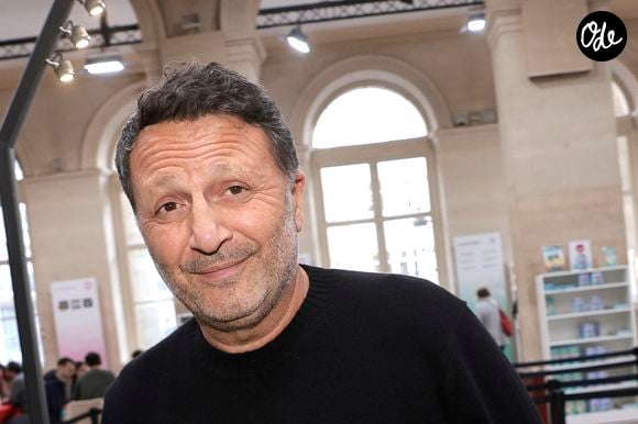 Depuis, l'animateur souffre d'une double fracture de la cheville et de la jambe gauche, et est obligé de porter un plâtre pendant six semaines.

Arthur lors  du bicentenaire de Hachette livre au Palais Brongniart le 14 mars 2026. 

© Cédric Perrin/Bestimage