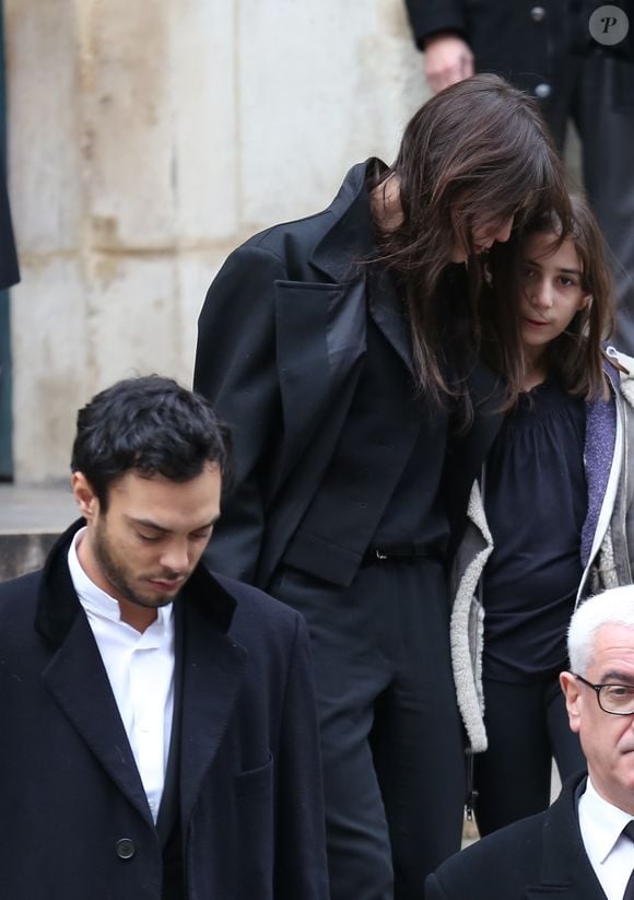 La disparition tragique de Kate Barry, le 11 décembre 2013, reste une plaie ouverte pour le clan Birkin-Gainsbourg. 

Roman de Kermadec (Fils de Kate Barry), Charlotte Gainsbourg et sa fille Alice - Sortie des obseques de Kate Barry en l'eglise Saint-Roch a Paris. Le 19 décembre 2013.

©BestImage