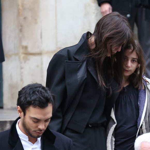 La disparition tragique de Kate Barry, le 11 décembre 2013, reste une plaie ouverte pour le clan Birkin-Gainsbourg. 

Roman de Kermadec (Fils de Kate Barry), Charlotte Gainsbourg et sa fille Alice - Sortie des obseques de Kate Barry en l'eglise Saint-Roch a Paris. Le 19 décembre 2013.

©BestImage
