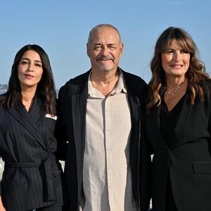 Leïla Bekhti, Jean-Pierre Jeunet et Valérie Perrin - Photocall du film "Changer l'eau des fleurs" réalisé par J.-Pierre Jeunet d'après le roman de V.Perrin dans le cadre de la 8ème édition du Festival Ciné Roman à Nice le 28 Septembre 2026. © Jacovides-Bebert/Bestimage