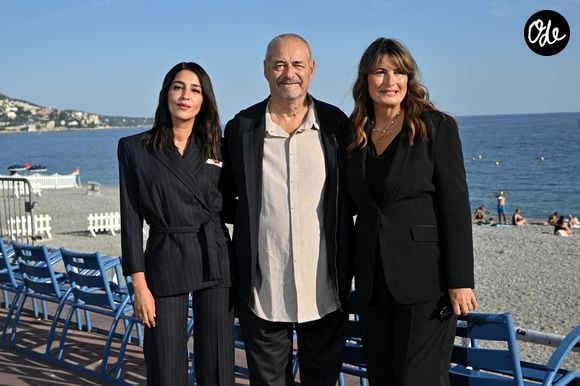 Leïla Bekhti, Jean-Pierre Jeunet et Valérie Perrin - Photocall du film "Changer l'eau des fleurs" réalisé par J.-Pierre Jeunet d'après le roman de V.Perrin dans le cadre de la 8ème édition du Festival Ciné Roman à Nice le 28 Septembre 2026. © Jacovides-Bebert/Bestimage
