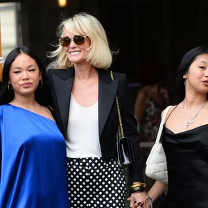 Laeticia Hallyday et ses filles Jade et Joy à leur arrivée au mariage de Claude Lelouch à la mairie du 18ème à Paris. Le 17 juin 2023. (Agence / Bestimage).