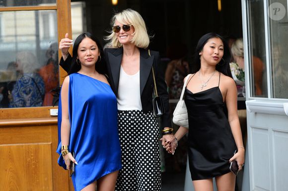 Laeticia Hallyday et ses filles Jade et Joy à leur arrivée au mariage de Claude Lelouch à la mairie du 18ème à Paris. Le 17 juin 2023. (Agence / Bestimage).