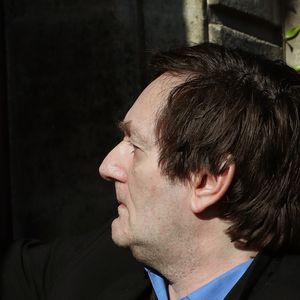 Pierre Palmade est sorti de la prison de Bordeaux, il purgera sa peine sous bracelet électronique à son domicile. Le 16 avril 2025
L’humoriste, à qui un aménagement de peine a été accordé pour purger sa condamnation après un grave accident de la route en Seine-et-Marne, a quitté ce mercredi matin la prison de Gradignan, près de Bordeaux. Agence / Bestimage