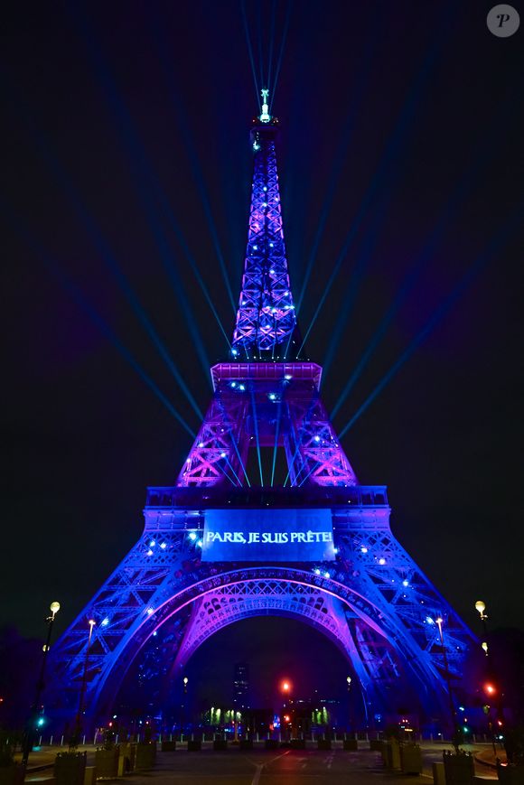 La Tour Eiffel s'est illuminée pour célébrer Céline Dion dont le retour sur scène se fera à Paris. © Anthony Ghnassia / Courtesy via Bestimage