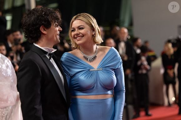 La soirée réunissait leurs proches dans une ambiance chaleureuse et élégante.

Info : Louane s'est fiancée à son compagnon Florian Rossi