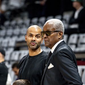 Il y a quelques mois, le sportif avait perdu son père

Rétro - Décès de Tony Parker Senior, père de Tony Parker - Tony Parker avec son fils Josh et son père Tony Parker Sr - Basket-ball : Betclic Elite - Villeurbanne Vs Nancy (115-71) à l’Astroballe de Villeurbanne le 28 septembre 2025. © Sandrine Thesillat / PsNewZ/Bestimage