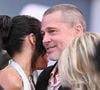 D'ordinaire plutôt discrets, les deux tourtereaux n'ont rien caché de leur amour sur le tapis rouge de Times Square...
Brad Pitt et Ines de Ramon sur le tapis rouge de la première new-yorkaise de "F1 : The Movie" au Radio City Music Hall à New York, NY, 16 juin 2025. Photo par Anthony Behar/SPUS/ABACAPRESS.COM