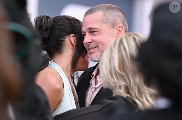 D'ordinaire plutôt discrets, les deux tourtereaux n'ont rien caché de leur amour sur le tapis rouge de Times Square...

Brad Pitt et Ines de Ramon sur le tapis rouge de la première new-yorkaise de "F1 : The Movie" au Radio City Music Hall à New York, NY, 16 juin 2025. Photo par Anthony Behar/SPUS/ABACAPRESS.COM