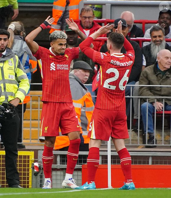Pour rappel, Diogo Jota a été l’un des joueurs qui avait apporté le plus de soutien à Luis Díaz lorsque son père avait été enlevé. 

Luis Diaz (à gauche) de Liverpool célèbre avec Diogo Jota après avoir marqué le premier but du match lors du match de Premier League à Anfield, Liverpool. Date de la photo : dimanche 25 août 2024. ... Liverpool contre Brentford - Premier League - Anfield ... 25-08-2024 ... Liverpool ... Royaume-Uni ... Le crédit photo doit être lu : Peter Byrne/PA Wire.