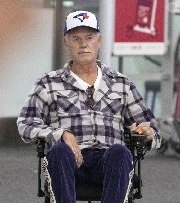 Il sera au casting de la série Brilliant Minds. 
Eric Dane est aperçu en fauteuil roulant à la sortie de l'aéroport international de Toronto. L'acteur américain de 52 ans, star d'Euphoria, s'est engagé à poursuivre son travail et son combat contre la SLA. Photo par The ImageDirect / Bestimage