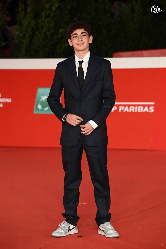 Le 19 juin, il a sorti son nouveau ttire, qui s'intitule "Rooftop of Your House". 

Leon Hesby sur le tapis rouge à l'occasion de la projection du film « Promises » lors du 19e Festival du film de Rome, à l'Auditorium Parco della Musica, le 17 octobre 2021 à Rome, en Italie. © Photo de Maurizio d’Avanzo/IPA/abacapress.com