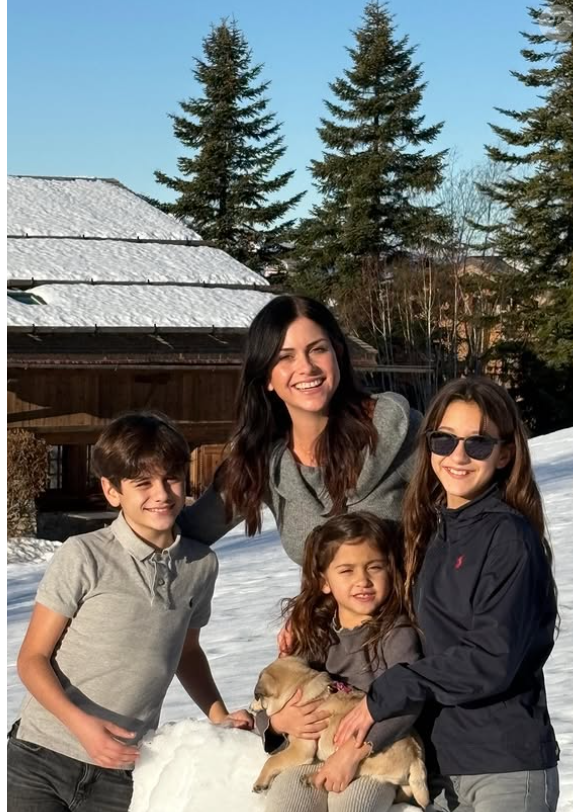 Mais sans Selena, l'aînée de la fratrie, partie étudier au Japon.

Delphine et Olivier Colas (Familles nombreuses), à la tête d'une fratrie recomposée de cinq enfants.