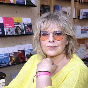 Sa remplaçante a toutefois déjà été trouvée et elle est bien connue du grand public !

Laurence Boccolini - Festival du Livre de Paris 2025 au Grand Palais à Paris le 12 avril 2025.
© Cédric Perrin / Bestimage