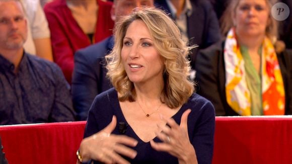 Ce mode de garde repose sur un échange culturel, où une jeune personne est hébergée, nourrie et participe à la vie du foyer en échange d’une indemnité. 

Exclusif - Maud Fontenoy - Enregistrement de l'émission Vivement dimanche au studio Rive gauche, presentée par Michel Drucker le 13 ami 2025. Diffusion sur France 3 le 18/05/2025. © Guillaume Gaffiot/Bestimage