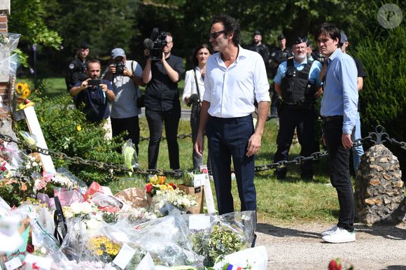 Anthony Delon et son demi-frère Alain-Fabien découvrent les hommages devant les grilles de la propriété de Douchy, quelques heures avant les obsèques de leur père, A.Delon, le 24 août 2024. Décédé le 18 août 2024, l'acteur a rendu son dernier souffle, entouré des siens dans sa propriété de Douchy, où il sera inhumé, le 24 août 2024 vers 17 heures dans une chapelle, construite il y a une vingtaine d'années.