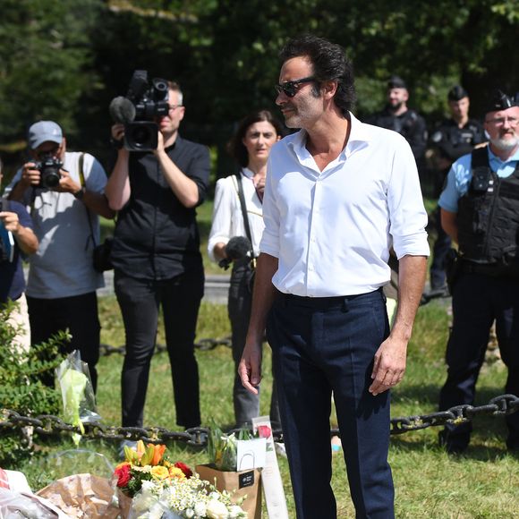 Anthony Delon et son demi-frère Alain-Fabien découvrent les hommages devant les grilles de la propriété de Douchy, quelques heures avant les obsèques de leur père, A.Delon, le 24 août 2024. Décédé le 18 août 2024, l'acteur a rendu son dernier souffle, entouré des siens dans sa propriété de Douchy, où il sera inhumé, le 24 août 2024 vers 17 heures dans une chapelle, construite il y a une vingtaine d'années.