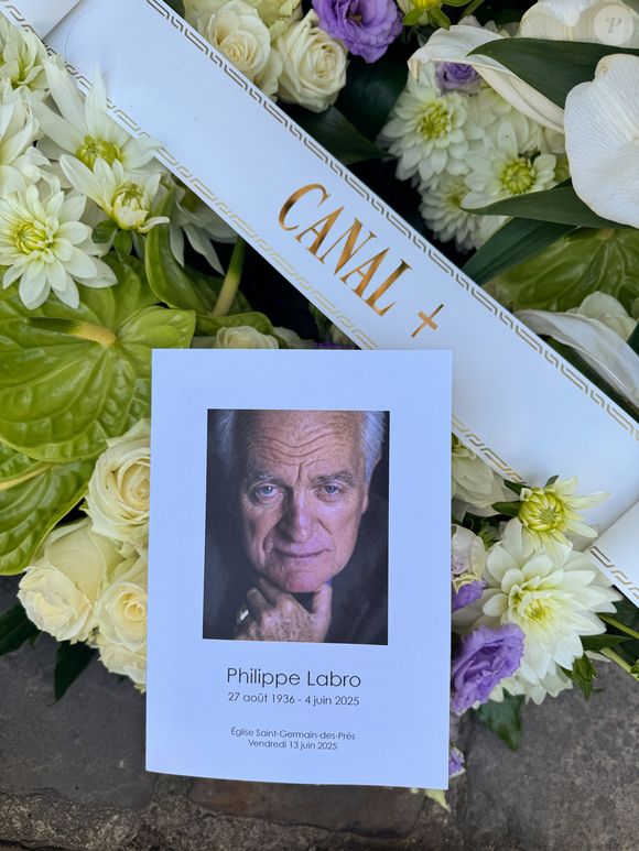La gerbe de Canal + - Arrivées aux obsèques de Philippe Labro en l'église de Saint-Germain-des-Prés à Paris le 13 juin 2025. © Dominique Jacovides - Christophe Clovis / Bestimage