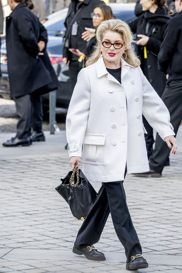 Catherine Deneuve - Des célébrités arrivent au défilé Louis Vuitton pendant la semaine de la mode à Paris, en France. Les invités se sont rassemblés à l'extérieur du site alors que la présentation très attendue du défilé a eu lieu pendant le programme de la PFW.