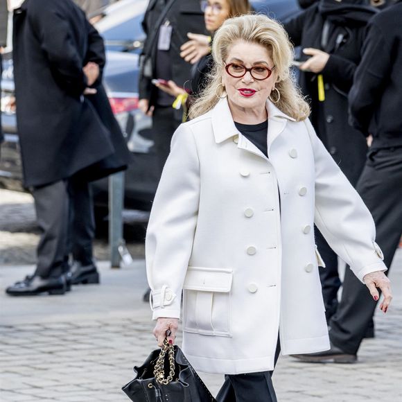 Catherine Deneuve - Des célébrités arrivent au défilé Louis Vuitton pendant la semaine de la mode à Paris, en France. Les invités se sont rassemblés à l'extérieur du site alors que la présentation très attendue du défilé a eu lieu pendant le programme de la PFW.
