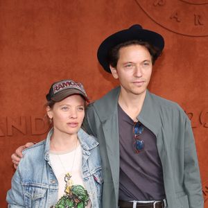 “Je suis souvent stimulée par ce qui va m'attendre dans la journée”, conclut Mélanie Thierry

Mélanie Thierry et Raphaël - au village (Jour 5) lors des Internationaux de France de Tennis de Roland Garros 2022. Paris, le 26 mai 2022. 
© Bertrand Rindoff Petroff / Bestimage