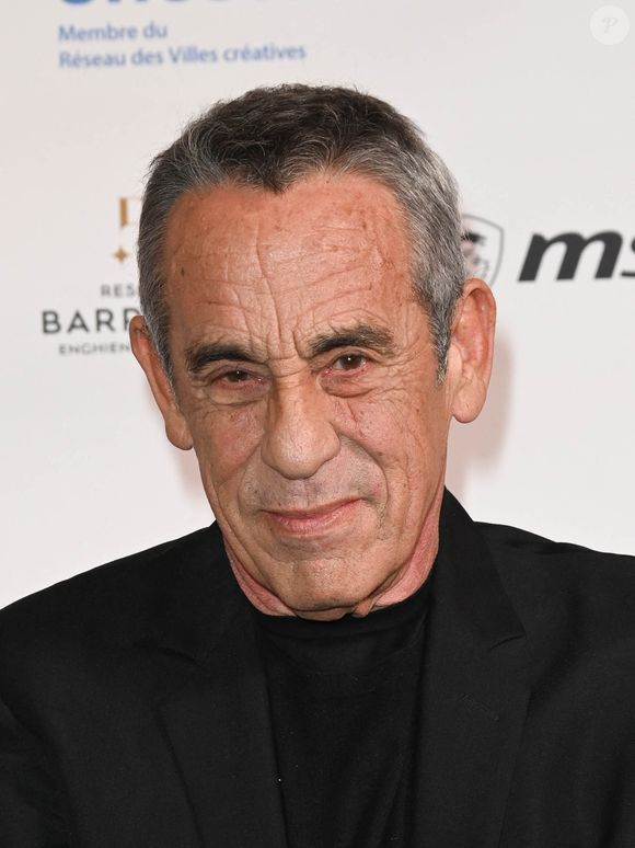 Gaston est un entrepreneur qui a notamment investi le business de la vente d’eau en canette via sa société Oxygen Water. 

Exclusif -  Thierry Ardisson a donné une conférence vendredi 28 janvier dans le cadre du PIDS Enghien (Pids Enghien - Le festival des effets spéciaux) à propos de sa nouvelle émission « Hôtel du temps ». Elle arrivera en mai sur France 2. Le premier numéro est consacré à Jean Gabin.
 Enghien le 28 janvier 2022.
© Guirec Coadic / Bestimage