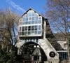 Il ambitionne d’y développer un hôtel haut de gamme tout en préservant la mémoire du chanteur.

Rassemblement pour les 40 ans de la mort de Claude François à l'église de Dannemois et au cimetière puis visite du moulin ou il habitait le 11 mars 2018. © Agence/Bestimage