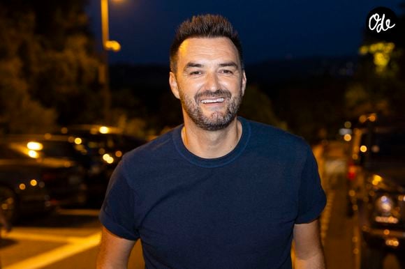 Exclusif - Cyril Lignac vient apporter le gâteau pour le 40ème anniversaire du festival - Christophe Maé, à l'occasion de sa tournée "Carnet de voyage", en concert au Théâtre de verdure lors du 40ème Festival de Ramatuelle. Le 1er août 2024. © Cyril Bruneau / Festival de Ramatuelle / Bestimage