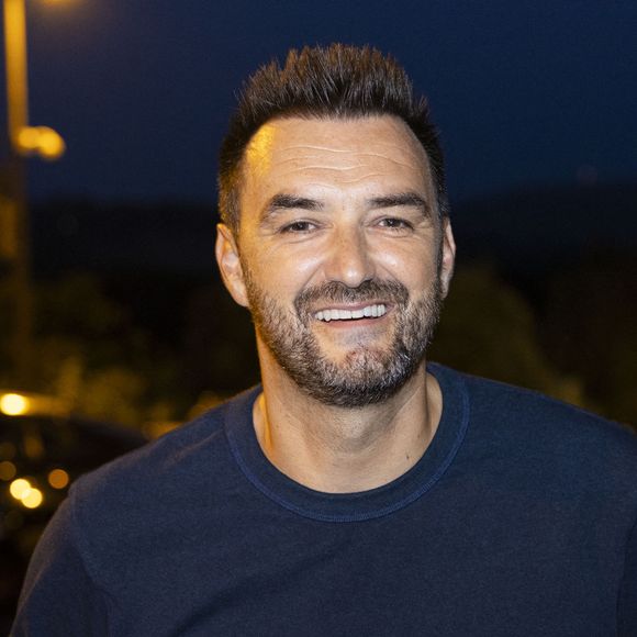 Exclusif - Cyril Lignac vient apporter le gâteau pour le 40ème anniversaire du festival - Christophe Maé, à l'occasion de sa tournée "Carnet de voyage", en concert au Théâtre de verdure lors du 40ème Festival de Ramatuelle. Le 1er août 2024. © Cyril Bruneau / Festival de Ramatuelle / Bestimage
