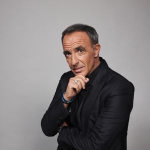 Malgré un emploi du temps déjà chargé, ce passionné de photographie se concentre également sur des projets plus personnels afin de ne pas être “bouffé par la folie du direct”. Décidément, Nikos Aliagas a de l’énergie à revendre.

Exclusif - Nikos Aliagas - Studio avec les invités de l'enregistrement de l'émission "La chanson secrète N°14", présentée par N.Aliagas et diffusée le 26 décembre sur TF1, à Paris, France, le 9 décembre 2025. © Jacovides-Moreau/Bestimage